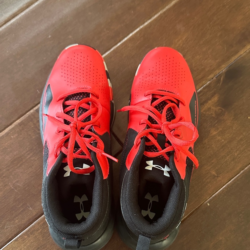 Under Armour Kids Red and Black low top basketball shoes 
Size 6.5